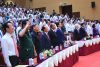 Các đồng chí lãnh đạo, nguyên lãnh đạo Đảng, Nhà nước và các đại biểu thực hiện nghi lễ chào cờ tại Lễ kỷ niệm