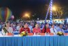 Đại biểu trong và ngoài tỉnh cùng nhân dân và du khác tham dự chương trình lễ khai mạc