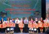 Lãnh đạo tỉnh trao cờ lưu niệm cho các đơn vị tỉnh, thành tham gia Ngày hội Du lịch tỉnh Vĩnh Long lần III năm 2023