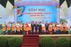 Đại diện Bộ Văn hóa – Thể thao và Du lịch cùng lãnh đạo tỉnh Phú Thọ trao cờ lưu niệm cho các đơn vị tham gia lễ hội. Ảnh- Thanh Huyền.