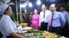 Lãnh đạo thành phố Cần Thơ và Sở VHTT&DL Cần Thơ tham quan gian hàng bánh dân gian Nam Bộ, tại Lễ hội