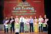 Bí thư Thành ủy TP Cần Thơ Nguyễn Văn Hiếu và Thứ trưởng Bộ VHTTDL Hồ An Phong tặng hoa Hội đồng nghệ thuật