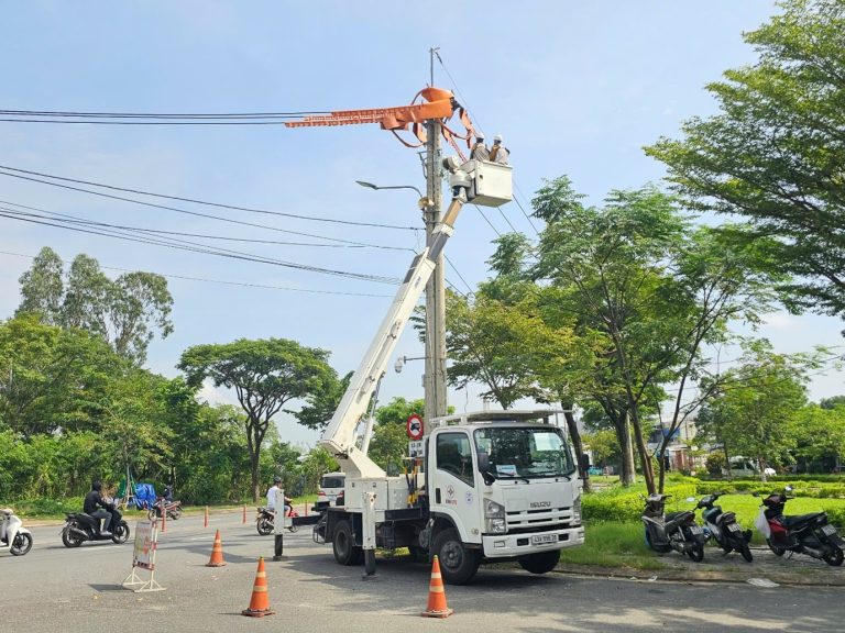 Đóng điện đưa vào vận hành nhiều công trình điện